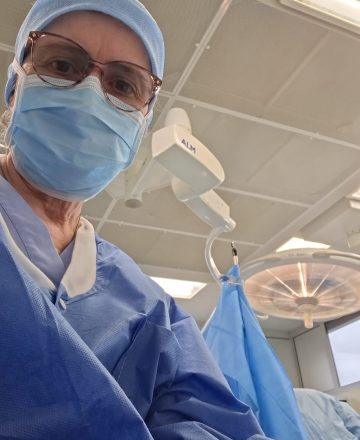 Partenariat-etbalissement-de-sante-sylvie-labbee-infirmiere-diplome-detat-en-tenue-de-bloc.jpeg